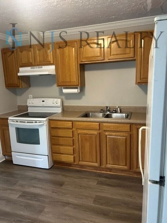 Foto del edificio - JUST RENOVATED! 2/1, 1180sq ft, Fully Updated Kitchen~Bath ~floors. NEW Appliances & Paint... wit...