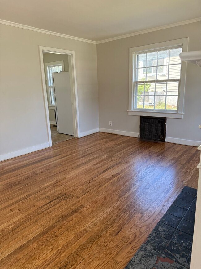 Building Photo - Charming 2 Bedroom Rental with Fresh Updates