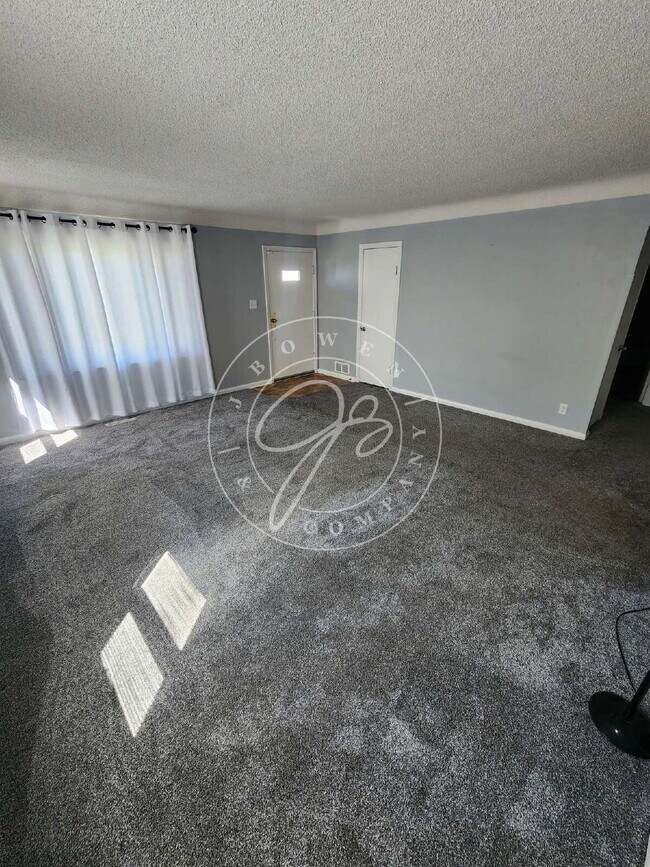 Building Photo - "Charming 2-Bedroom Haven on Luscombe Drive with Spacious 1105 sq ft Layout!"