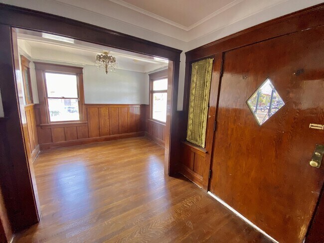Building Photo - 1762 W 48th St