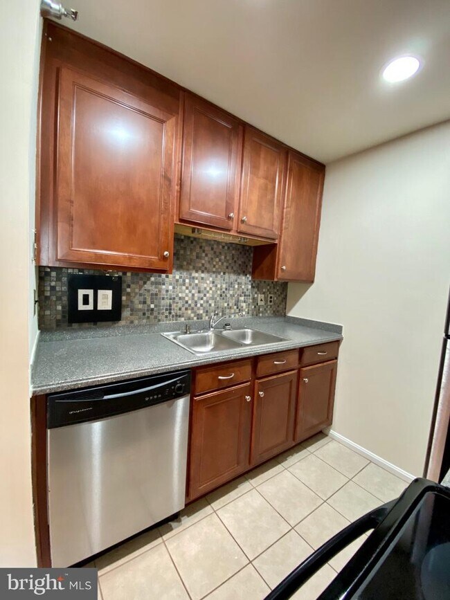 Building Photo - 100 Wild Oak Ln