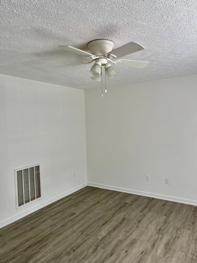 Building Photo - King George 3 Bedroom End Unit