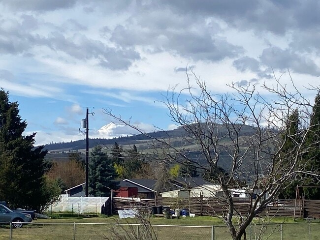 Building Photo - Updated 3 bedroom 2 bath home in Dallesport.