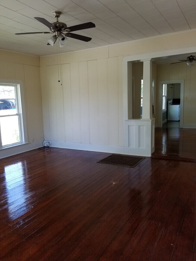 Building Photo - 706 Fowzer St