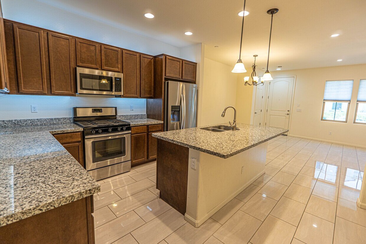 Modern Living in Gated Siena at Ocotillo –... - Modern Living in Gated Siena at Ocotillo –...