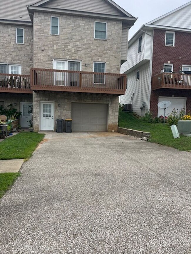 Building Photo - Modern Townhome with Finished Basement & G...