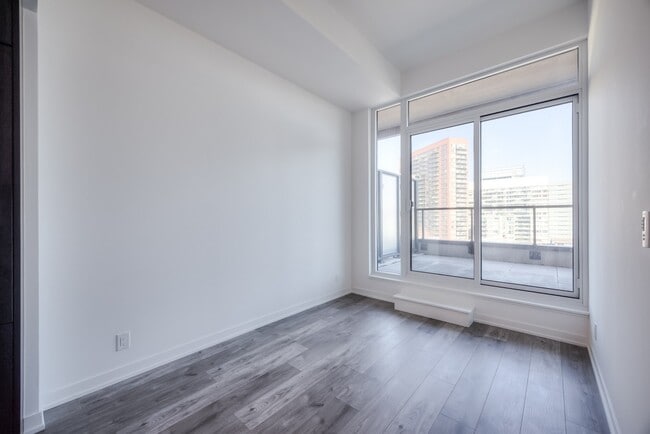 Building Photo - 285 Dufferin St