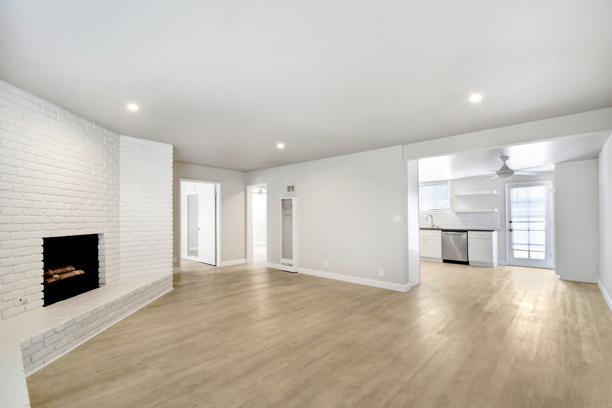 Living Room - 440 Irvine Ave