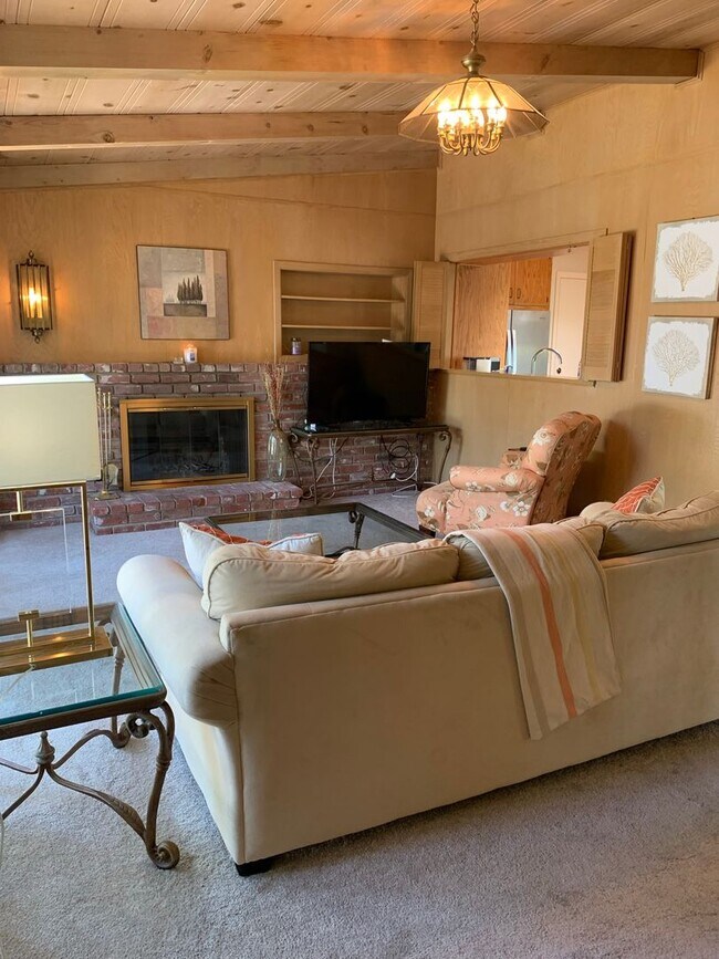 Foto del edificio - Private 4 Bedroom / 2 Bath Orinda Rancher