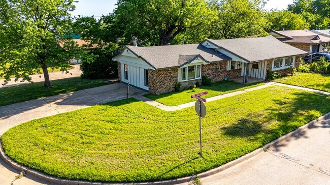 Building Photo - 4 Bedroom Must See!!