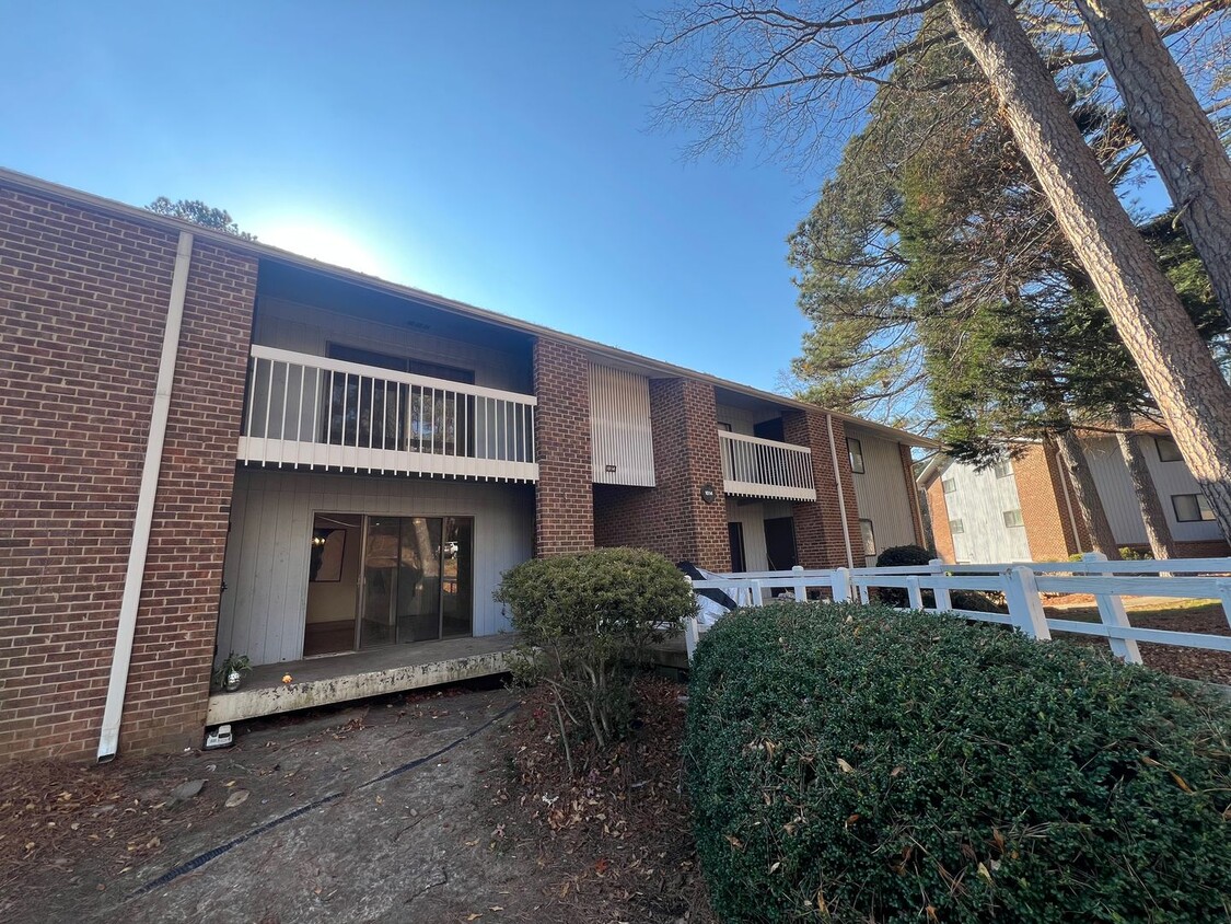 Foto principal - Newly Remodeled 2BD, 1.5BA Raleigh Condo i...