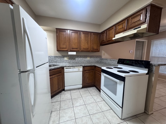 Building Photo - 10810 Sugar Hill Dr