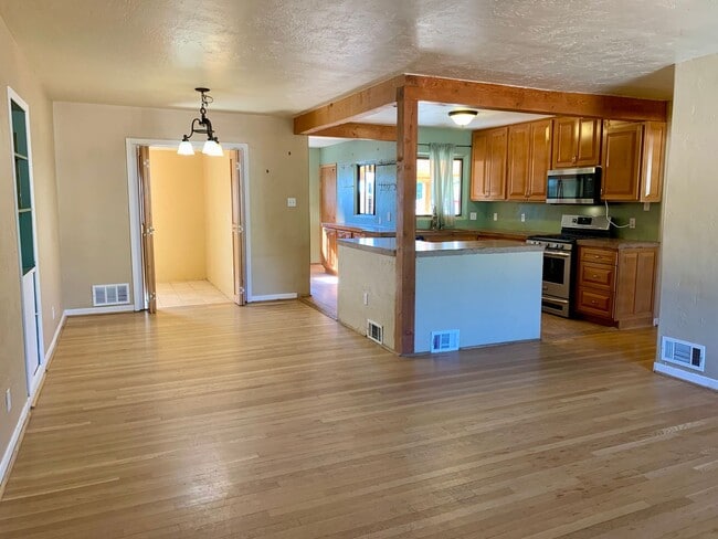 Building Photo - Splendid 4 Bedroom, 1.5 Bath Home Near Kirtland AFB! Available Now!