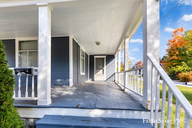 Building Photo - Spacious Upstairs Unit with 3 Flexible Roo...