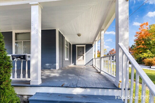 Foto del edificio - Spacious Upstairs Unit with 3 Flexible Roo...