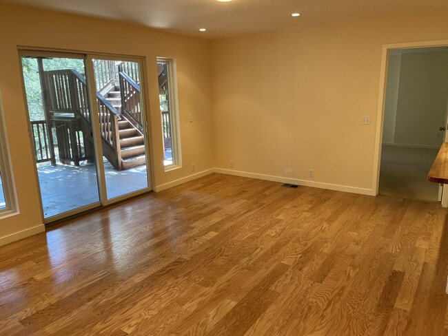 Building Photo - 323 Wilson Way