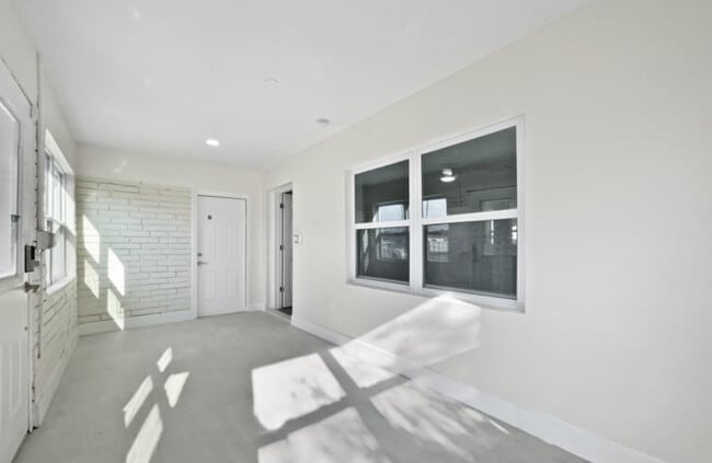 Foto del edificio - 2421 NW 152nd St