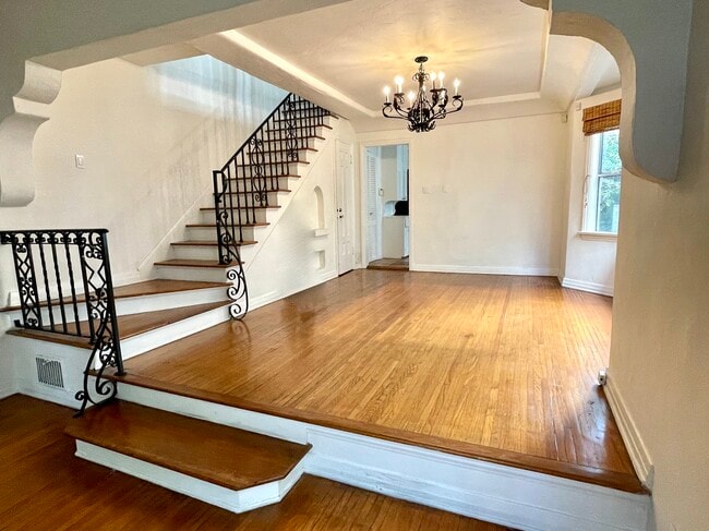 Building Photo - 925 Westmount Dr