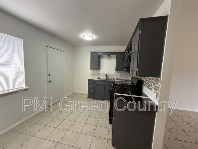 Foto del edificio - 1418 S 73rd E Ave