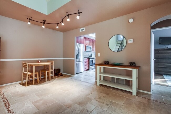 Building Photo - 2637 Regent Rd