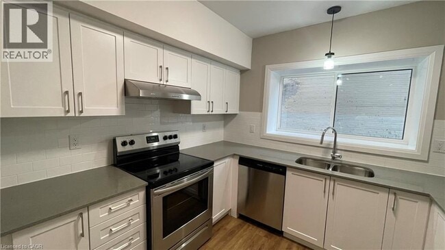 Building Photo - 540 King St E