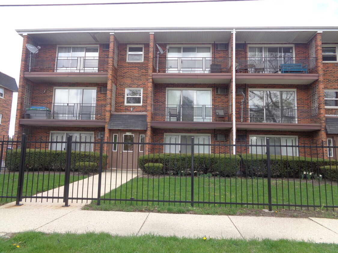 11945 S Hamlin Ave Unit 1B, Alsip, IL 60803 Condo for Rent in Alsip