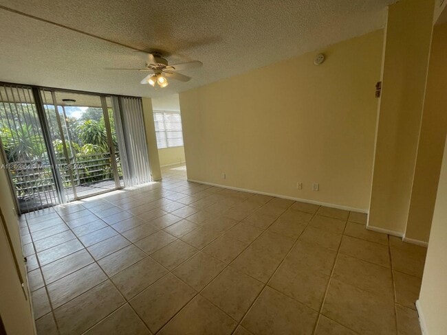 Foto del edificio - 9431 Live Oak Pl