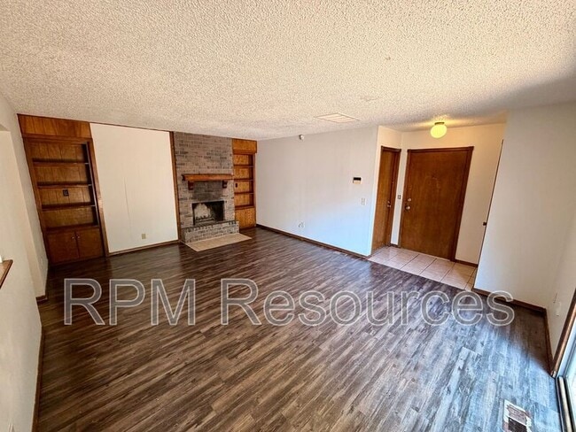 Building Photo - 7000 Woodlake Dr