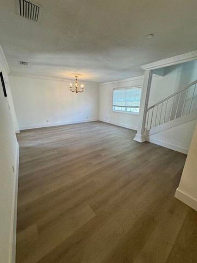 Foto del edificio - 330 Cypress Dr