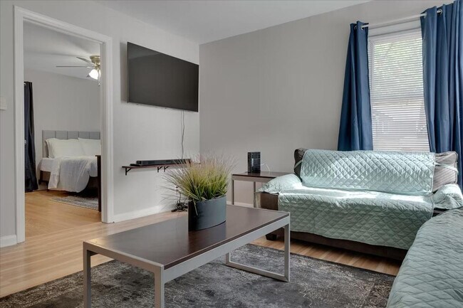 Building Photo - 803 W Markham Ave