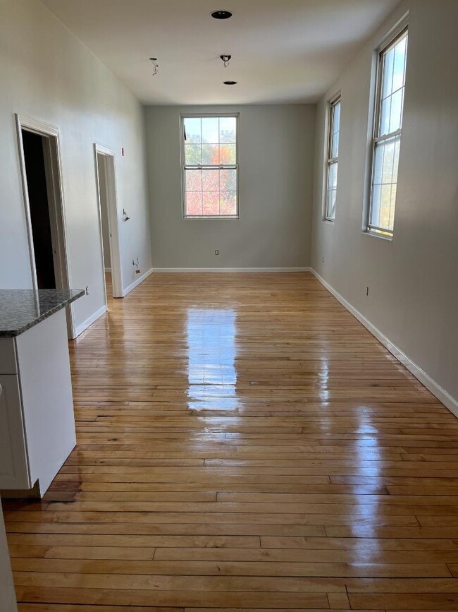 Building Photo - 16 Oak St