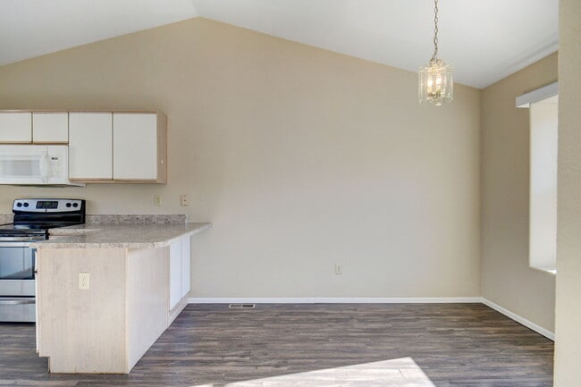 Building Photo - Updated 2-Bed Townhome in Ptarmigan Valley...