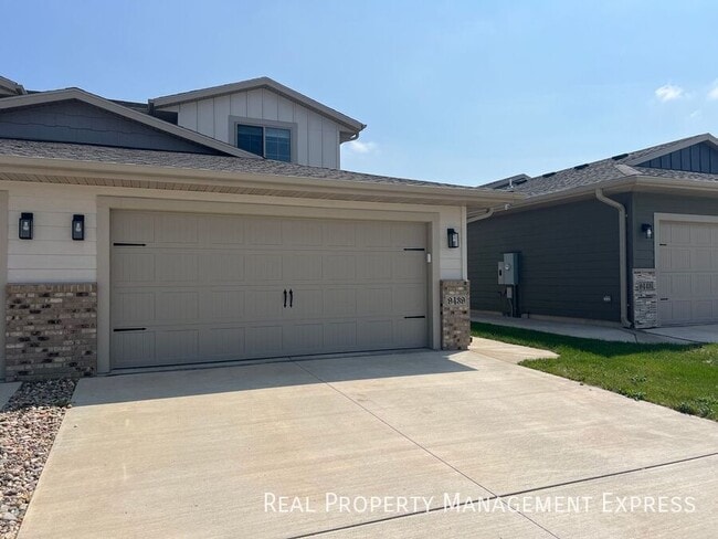 Building Photo - Beautiful 3 Bedroom 1.5 Bathroom Townhome!