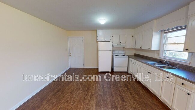 Foto del edificio - 137 Rosewood Cir