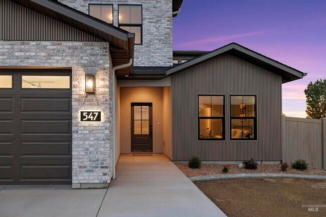 Building Photo - 547 Cyn Fls Dr