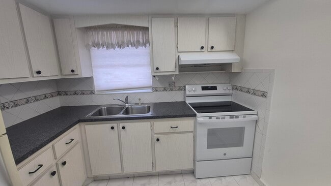 Building Photo - 2805 Crosley Dr E