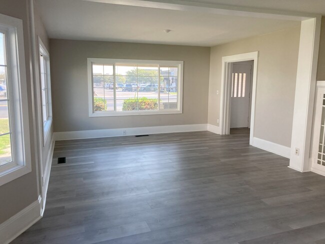 Building Photo - Classic Hilmar Home 6 Bedroom 2 Bath with ...