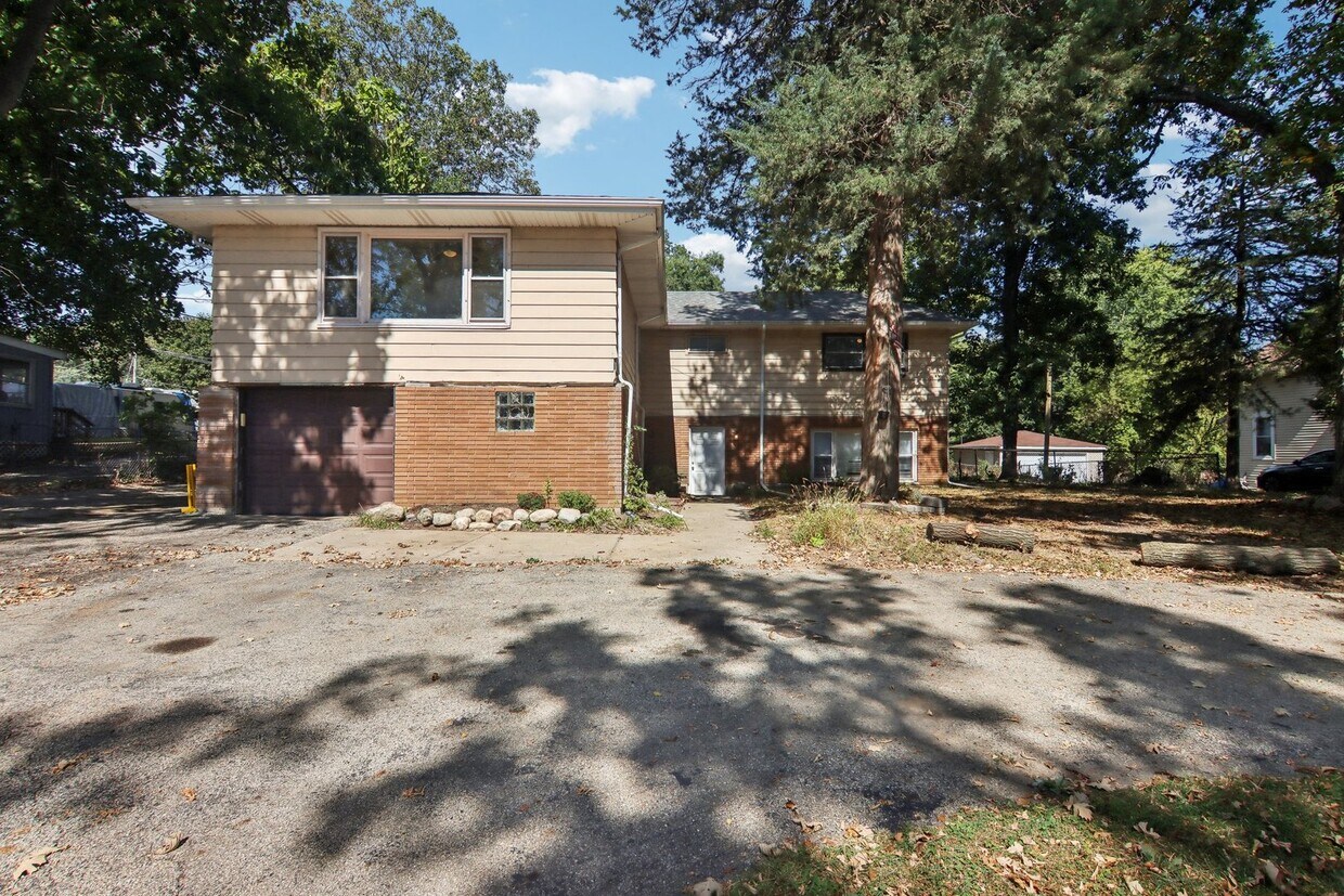 Primary Photo - 24966 W Lake Shore Dr