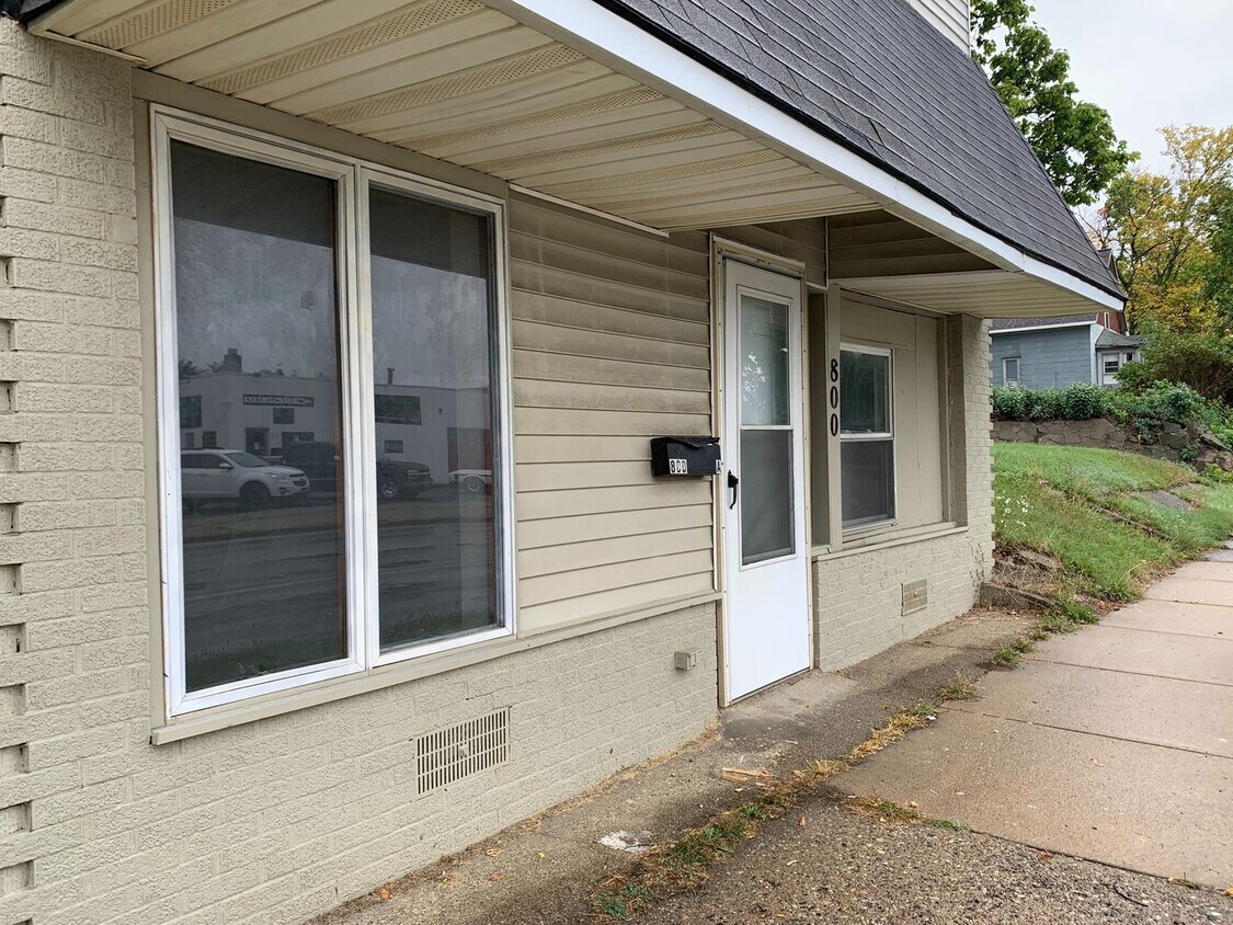 800 Page Ave Unit B, Jackson, MI 49203 Apartments in Jackson, MI