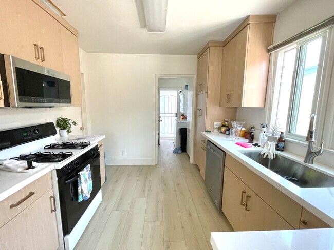 5. Kitchen - 12947 Panama St
