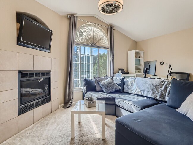 Foto del edificio - Evolve Real Estate: Bright 1 Bedroom Condo with  Private Garage near DTC!