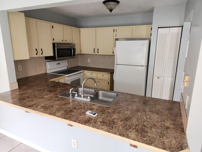 Building Photo - 76 Plainview Dr