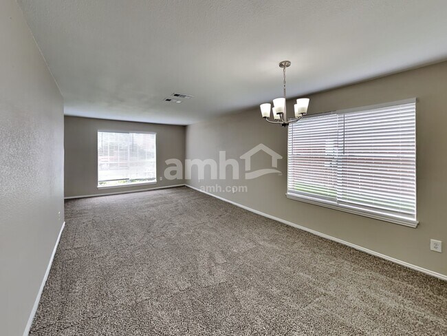 Foto del edificio - 21851 Whispering Forest Dr