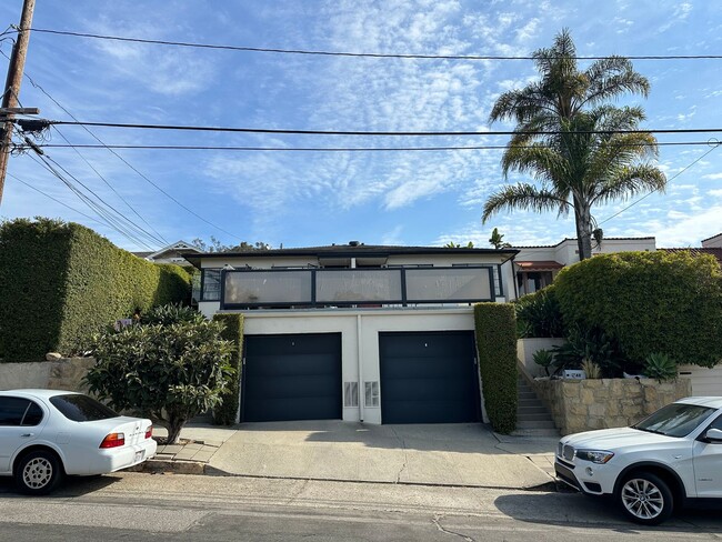 Building Photo - Riviera 1 Bdrm with City Views!