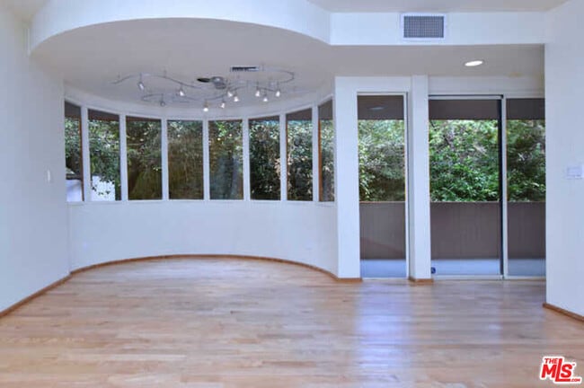 Foto del edificio - 10045 Reevesbury Dr