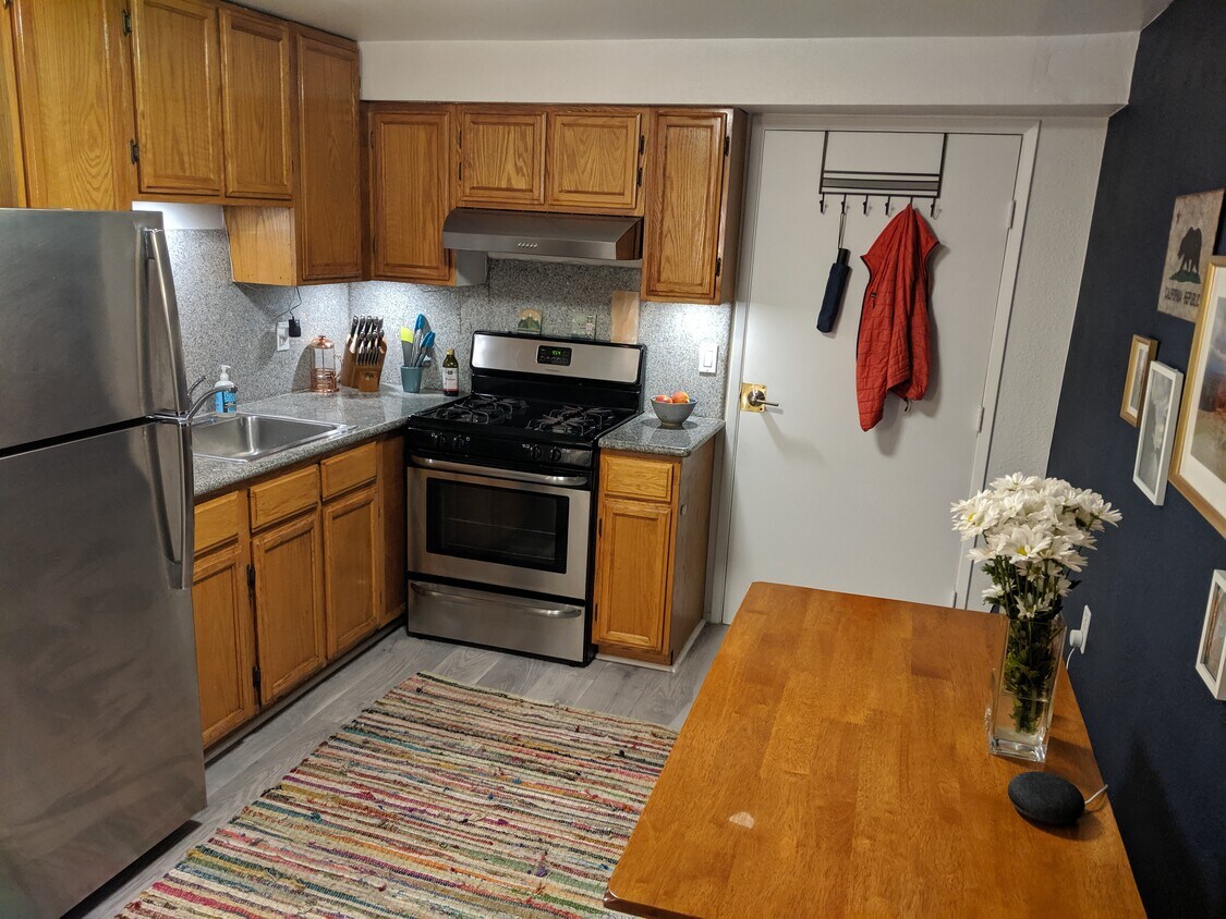 Primary Photo - 384 Sweeny St
