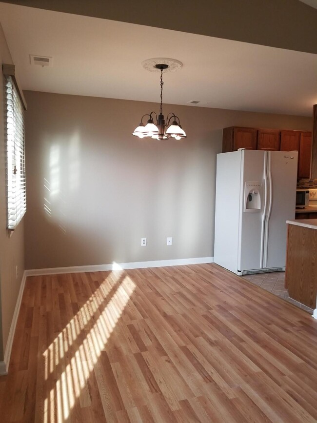 Building Photo - 2 Bedroom Upper Condo, Condo has Raised Ce...