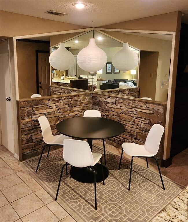 Foto del edificio - 15661 Lakeway Dr