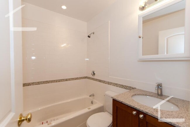 Building Photo - Unique and Top-notch Apartm...