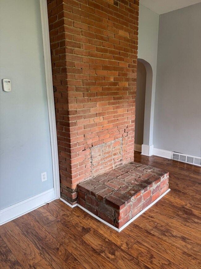 Building Photo - 3 Bedroom 1 Bath Minutes Away from the City!